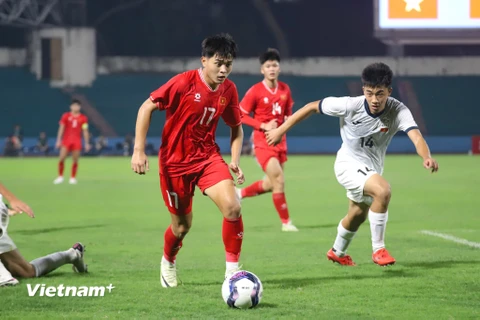 Đội tuyển U17 Việt Nam (áo đỏ) để đối thủ Kyrgyzstan cầm hòa với tỷ số 0-0. (Ảnh: Việt Anh/Vietnam+)