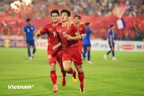 Khuất Văn Khang (trái) và Đình Bắc được kỳ vọng sẽ tỏa sáng ở ASEAN Cup 2024. (Ảnh: Việt Anh/Vietnam+)