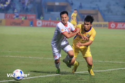 Đội khách Hải Phòng (áo trắng) cầm hòa Hà Nội FC với tỷ số 2-2 ở vòng 7 V-League 2024-2025. (Ảnh: Việt Anh/Vietnam+)