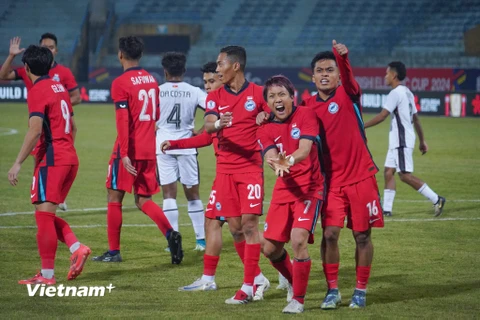 Chiến thắng 3-0 trước Timor Leste giúp Đội tuyển Singapore (áo đỏ) "rộng cửa" đi tiếp tại bảng A - AFF Cup 2024. (Ảnh: Việt Anh/Vietnam+)