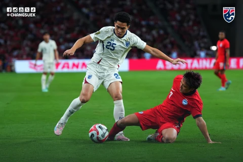 Giành chiến thắng 4-2 trước Singapore, Thái Lan (áo trắng) trở thành đội đầu tiên vào Bán kết AFF Cup 2024. (Ảnh: Changsuek)