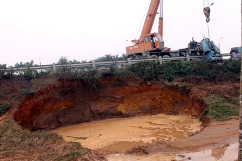 Đường ống nước sạch trên đại lộ Thăng Long đã bị vỡ nhiều lần (Ảnh: CTV)