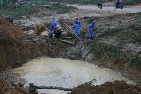 Khắc phục sự cố vụ vỡ ống nước cuối tháng 11/2013 (Ảnh: Sơn Bách/Vietnam+)