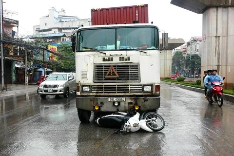 Hà Nội: Tài xế container cố tình đâm xe cảnh sát giao thông 