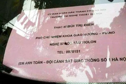 Xác minh biển “khoe” quan hệ với cảnh sát giao thông Hà Nội 