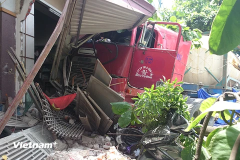 Hà Nội: Container đâm thẳng vào nhà dân sau khi cán chết người