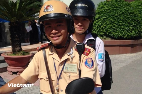 Cảnh sát giao thông Hà Nội giúp thí sinh lạc đường tới điểm thi 