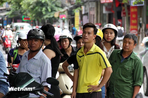 [Photo] Người Hà Nội xếp hàng chờ mua bánh Trung thu truyền thống 