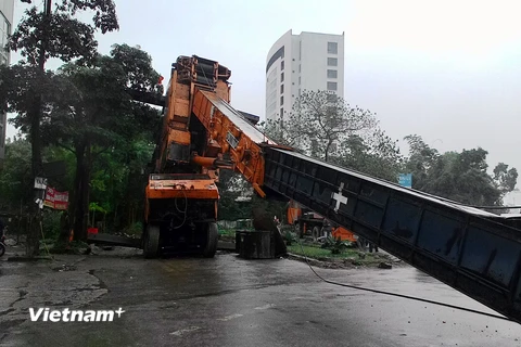 [Photo] Hiện trường vụ cần cẩu 50m sập dọc đường đôi Linh Đàm 