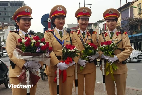 Những "bông hồng vàng" của Cảnh sát giao thông Hà Nội 