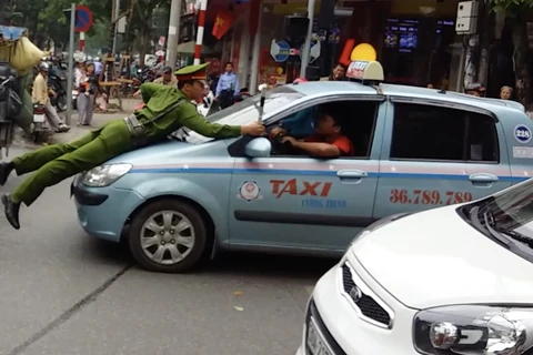 Hà Nội: Cảnh sát "đu mình" trên nắp capo xe taxi tại phố Bà Triệu 