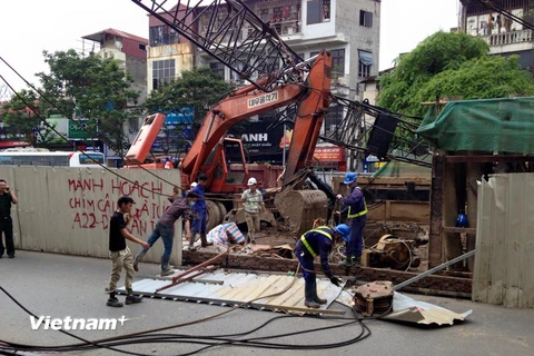 Hà Nội: Cần cẩu thi công đường sắt đô thị gãy, đổ đè vào nhà dân 