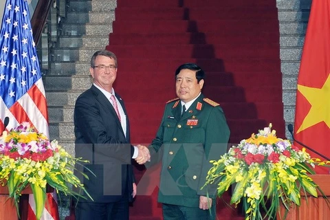 Bộ trưởng Phùng Quang Thanh và Bộ trưởng Ashton Carter tại buổi họp báo sau khi kết thúc hội đàm. (Ảnh: Trọng Đức/TTXVN) 