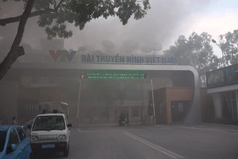 Khói bốc ra mù mịt từ cổng Đài Truyền hình Việt Nam (Ảnh: Lê Minh Sơn/Vietnam+)