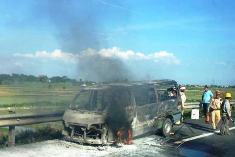 Hà Nội: Xe khách bất ngờ bốc cháy dữ dội trên cao tốc Pháp Vân