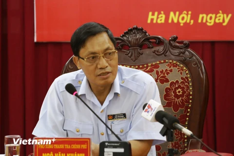 Phó Tổng thanh tra Chính Phủ Ngô Văn Khánh trao đổi thông tin về vụ việc (Ảnh: PV/Vietnam+)