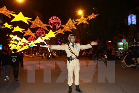 Cảnh sát giao thông Hà Nội phân luồng phương tiện tại phố Hàng Bài. (Ảnh: Doãn Tấn/TTXVN) 