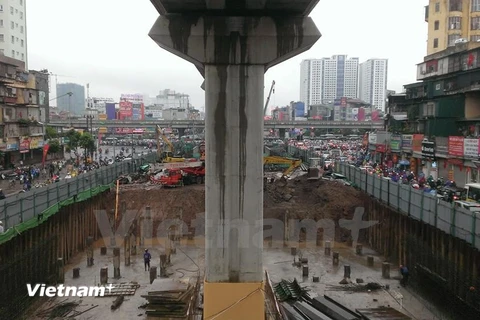 Ùn tắc giao thông trên phố Lê Văn Lương kéo dài. (Ảnh: Minh Quân/TTXVN) 
