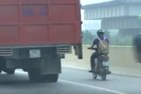 Thanh niên điều khiển xe máy tại đường cao tốc trên cao. (Ảnh cắt ra từ clip)