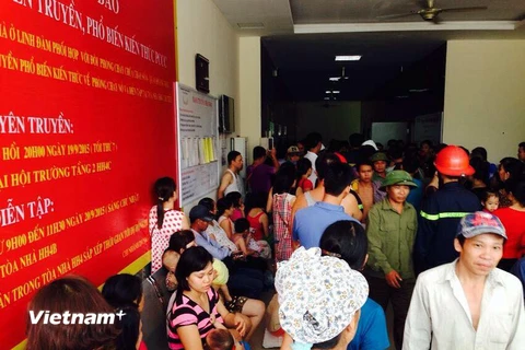 Nhiều người dân tập trung trước sảnh HH4B vì bức xúc do báo cháy giả (Ảnh: Minh Dương/Vietnam+) 
