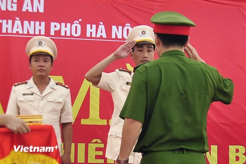 Trao quyết định thành lập Đội chữa cháy chuyên nghiệp quận Ba Đình. (Ảnh: Võ Phương/Vietnam+) 