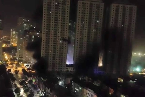 Toàn cảnh vụ cháy ở khu đô thị Xa La nhìn từ trên cao. (Ảnh: CTV/Vietnam+) 