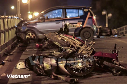 Hiện trường vụ tai nạn nghiêm trọng trên cầu vượt Thái Hà đêm 8/11 (Ảnh: Minh Sơn/Vietnam+) 