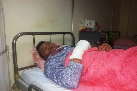 Anh Duy bị chém đứt hai ngón tay hiện đang được điều trị tại bệnh viện Saint Paul (Ảnh: PV/Vietnam+) 