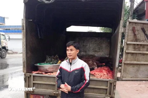Tài xế Hùng cùng số nội tạng, da trâu bò không rõ nguồn gốc, xuất xứ (Ảnh: PV/Vietnam+) 
