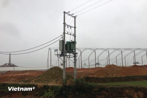 Những trạm điện công suất lớn ngang nhiên mọc lên để phục vụ cho các lò gạch không phép (Ảnh:PV/Vietnam+)
