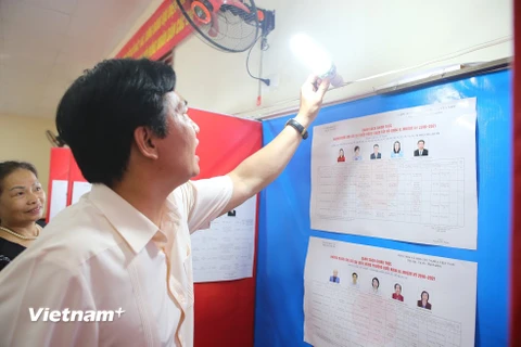 Kiểm tra các khâu cho ngày bầu cử tại quận Tây Hồ (Ảnh: Minh Sơn/Vietnam+) 
