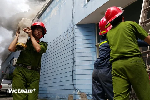 Hiện trường vụ cháy lớn tại 109 Trường Chinh (Ảnh: PV/Vietnam+)