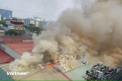 Hiện trường vụ cháy lớn tại 109 Trường Chinh (Ảnh: PV/Vietnam+) 