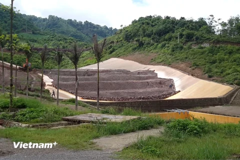 Toàn cảnh khu bãi quặng, vị trí gây rò rỉ hóa chất xuống suối Màn ngày 4/7 vừa qua (Ảnh: PV/Vietnam+) 