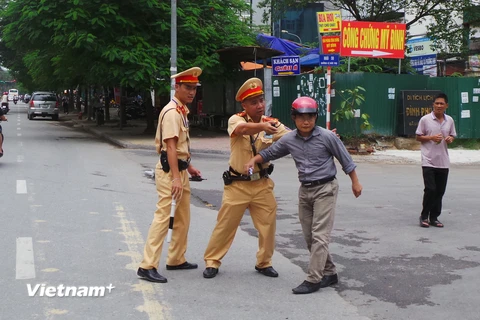 Một tài xế khi bị kiểm tra đã thủng thẳng bỏ xe... đi về (Ảnh: PV/Vietnam+)