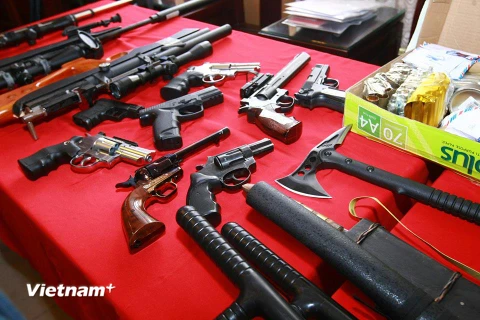 Số súng đạn và tang vật cơ quan công an thu giữ tại nhà đối tượng Hùng (Ảnh: PV/Vietnam+) 