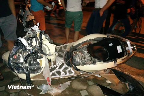 Chiếc xe máy bị văng ra sau 5km mắc vào xế hộp tiền tỷ (Ảnh: Sơn Bách/Vietnam+) 