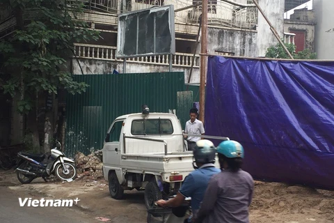 Cảnh sát đã có mặt, phong tỏa hiện trường vụ sập giàn giáo (Ảnh: PV/Vietnam+) 