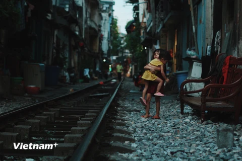 Tuổi thơ của những đứa trẻ ở "phố đường tàu" gắn chặt với đường ray xe lửa. (Ảnh: Thanh Dung/Vietnam+)
