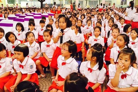 Học sinh trường tiểu học Mai Dịch tham gia buổi tuyên truyền về vệ sinh cá nhân và môi trường vào tháng 10/2016 (Ảnh: Trường tiểu học Mai Dịch) 