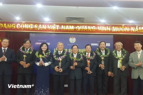 Các luật gia được vinh danh vì những cống hiến cho cộng đồng trong năm 2016 (Ảnh: PV/Vietnam+) 