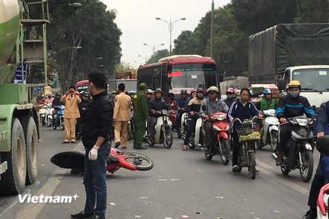 Hiện trường vụ va chạm giữa xe máy và xe bồn trên đường Phạm Văn Đồng (Ảnh: PV/Vietnam+) 