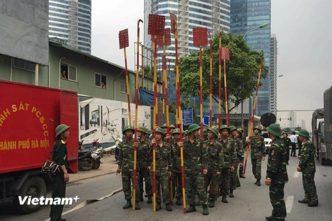 Lực lượng quân đội đã được điều đến hỗ trợ chữa cháy. (Ảnh: PV/Vietnam+) 