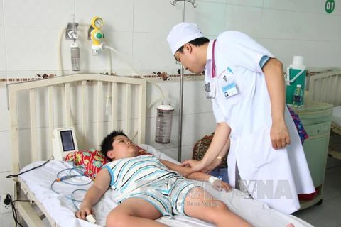 Khoa Sốt xuất huyết, Bệnh viện Nhi Đồng Cần Thơ luôn trong tình trạng quá tải do bệnh nhân sốt xuất huyết nhập viện tăng liên tục. (Ảnh: Thang Sang/TTXVN) 
