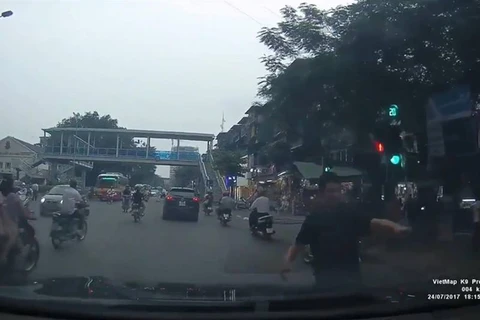 Nam thanh niên chặn đầu xe để ăn vạ và xin đểu (Ảnh: Cắt từ clip) 