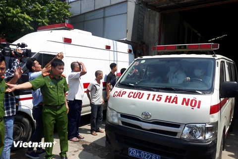Xe cứu thương đưa thi thể các nạn nhân ra ngoài (Ảnh: PV/Vietnam+) 