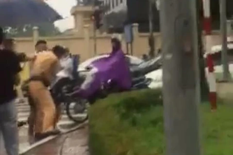 Hình ảnh ghi lại cảnh người đàn ông đánh cảnh sát (Ảnh cắt từ clip) 