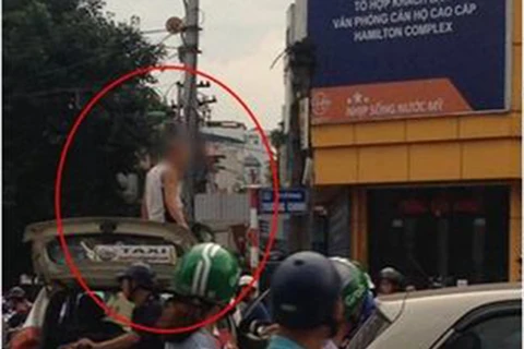 Tài xế leo lên nóc xe ăn vạ khi bị Cảnh sát giao thông nhắc nhở (Ảnh: Otofun) 