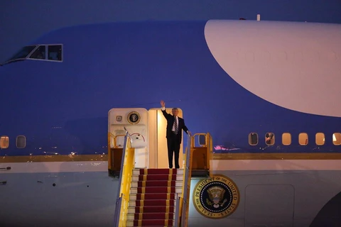 Đúng 17​ giờ, chuyên cơ Air Force One chở Tổng thống Hoa Kỳ đã đặt chân xuống sân bay Nội Bài (Ảnh: Minh Sơn/Vietnam+)