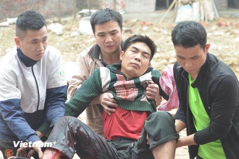 Nam thanh niên bị thương do đầu đạn phát nổ tại khu vực gần hiện trường vụ nổ tại xã Văn Môn (Ảnh: Minh Sơn/Vietnam+) 